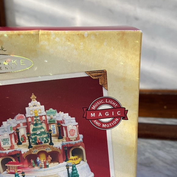 Hallmark 2005 Silver Bells City Sidewalk Animated Musical Plug In Ornament VTG - Picture 8 of 11